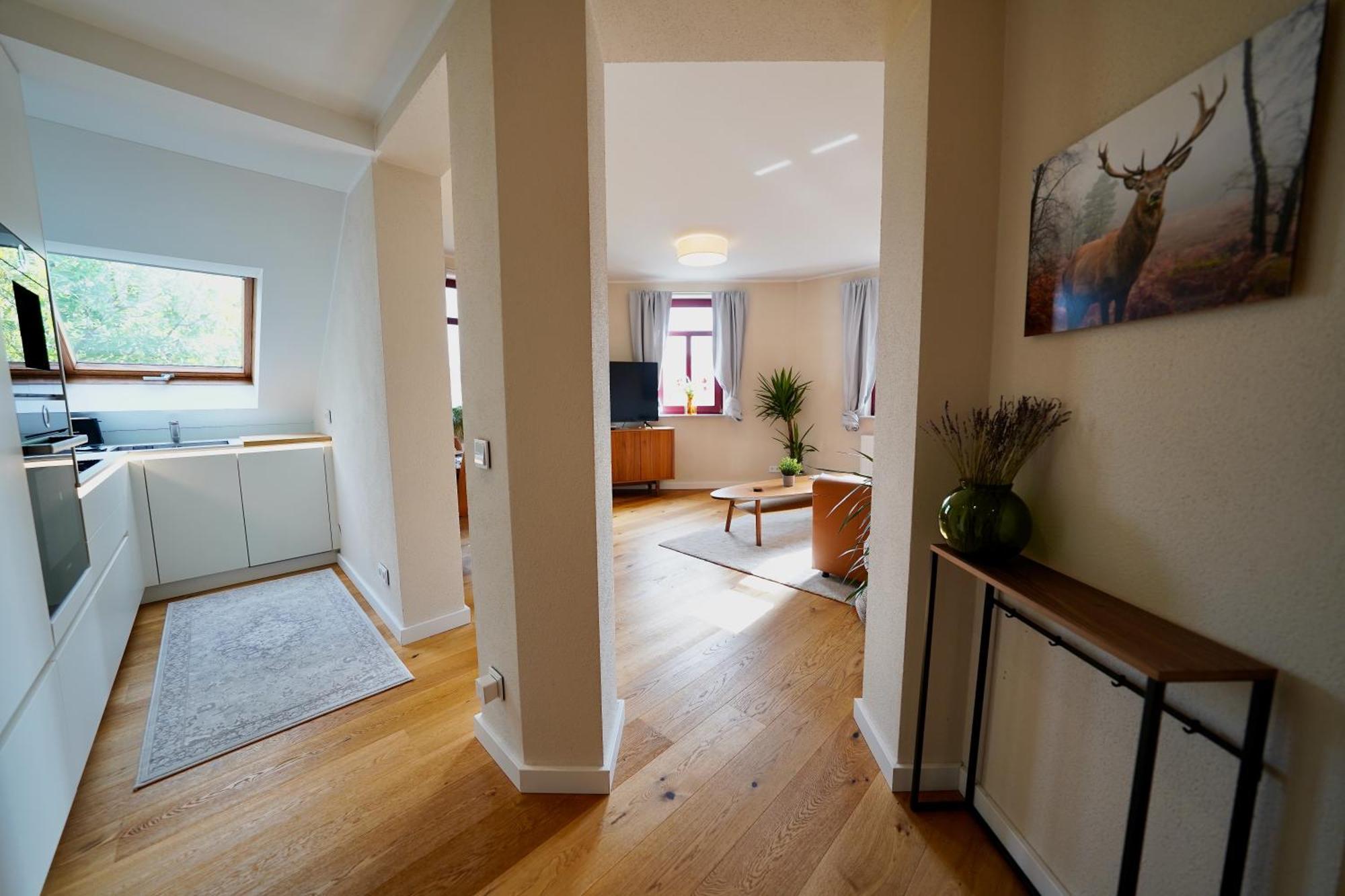 Edler Wohnraum Noble Stadtoase Mit Boxspringbett, Kaffeevollautomat & Parkplatz Zwickau
