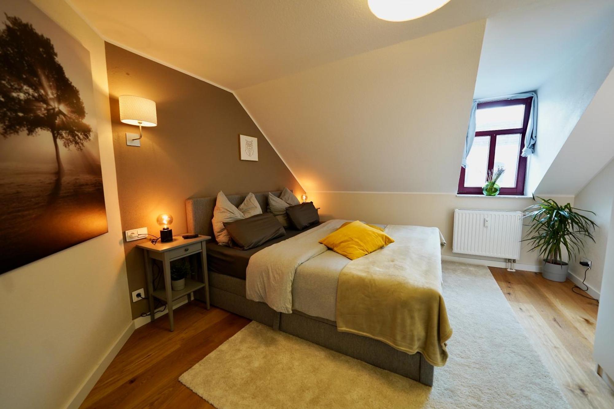 Edler Wohnraum Noble Stadtoase Mit Boxspringbett, Kaffeevollautomat & Parkplatz * Zwickau